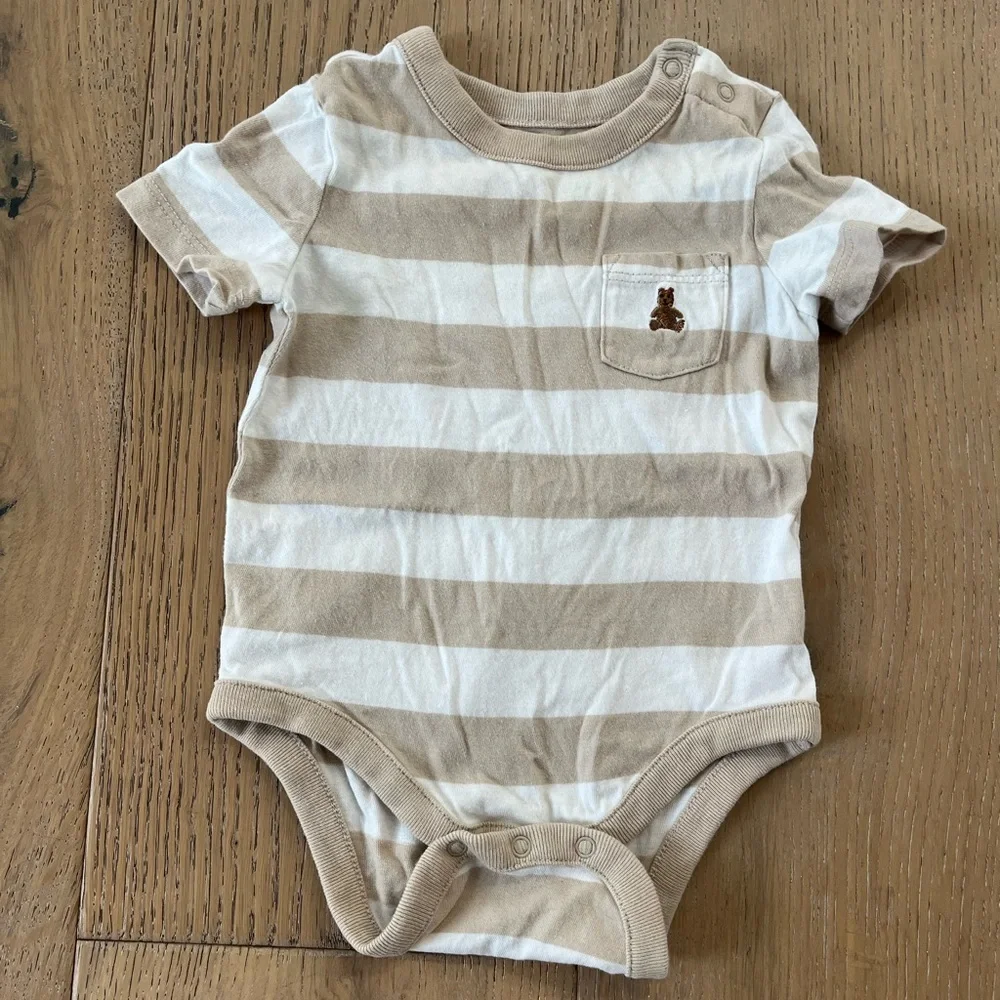 Baby Gap 0-3 month Onsie short sleeve branan bear Tan Stripe Blue Ribbed Neutral